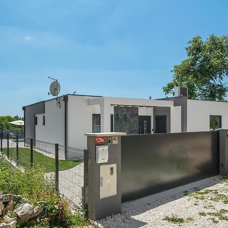 Beautiful Home In Tinjan With Jacuzzi Exterior photo