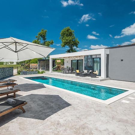 Beautiful Home In Tinjan With Jacuzzi Exterior photo