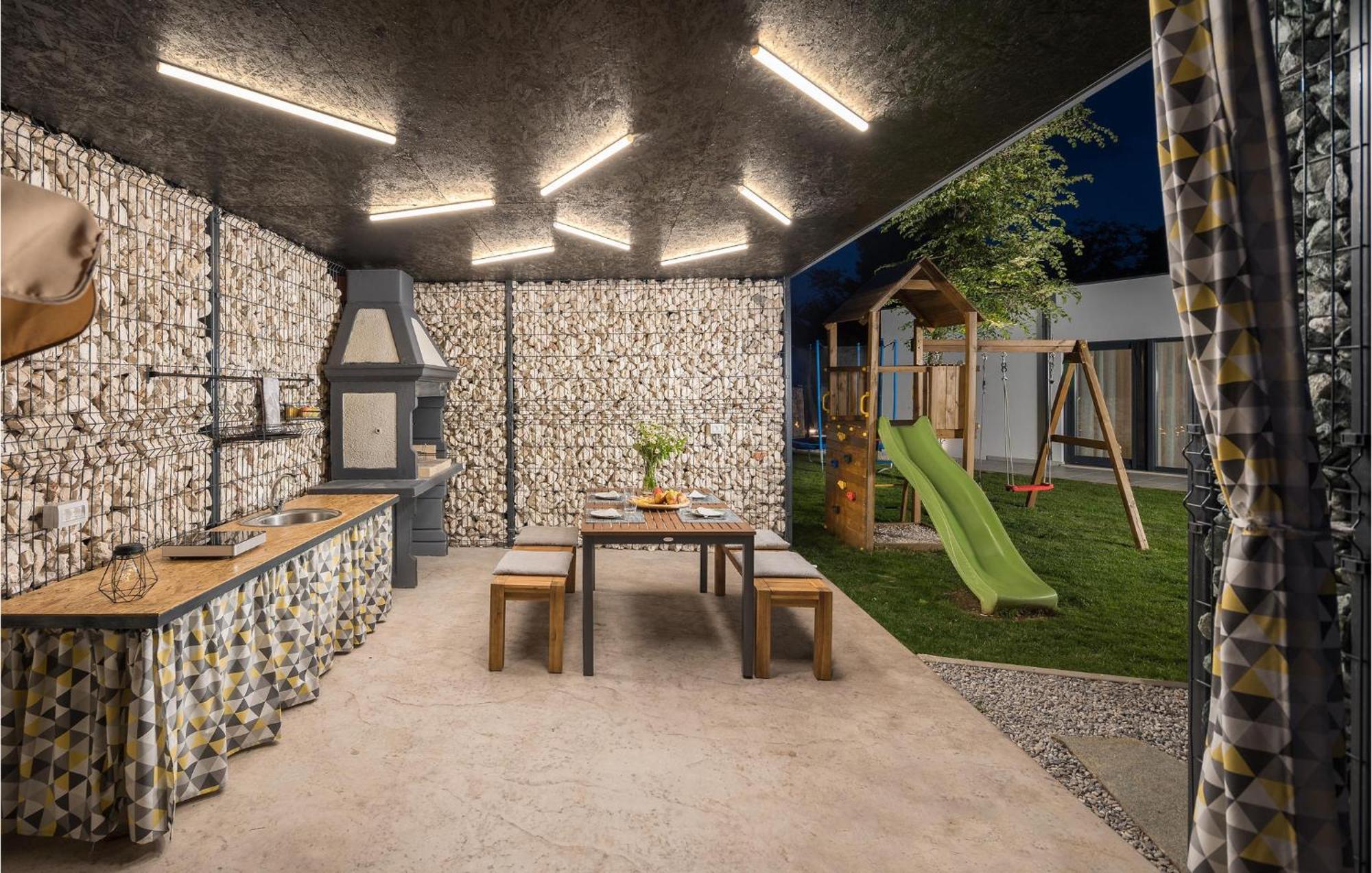 Beautiful Home In Tinjan With Jacuzzi Exterior photo