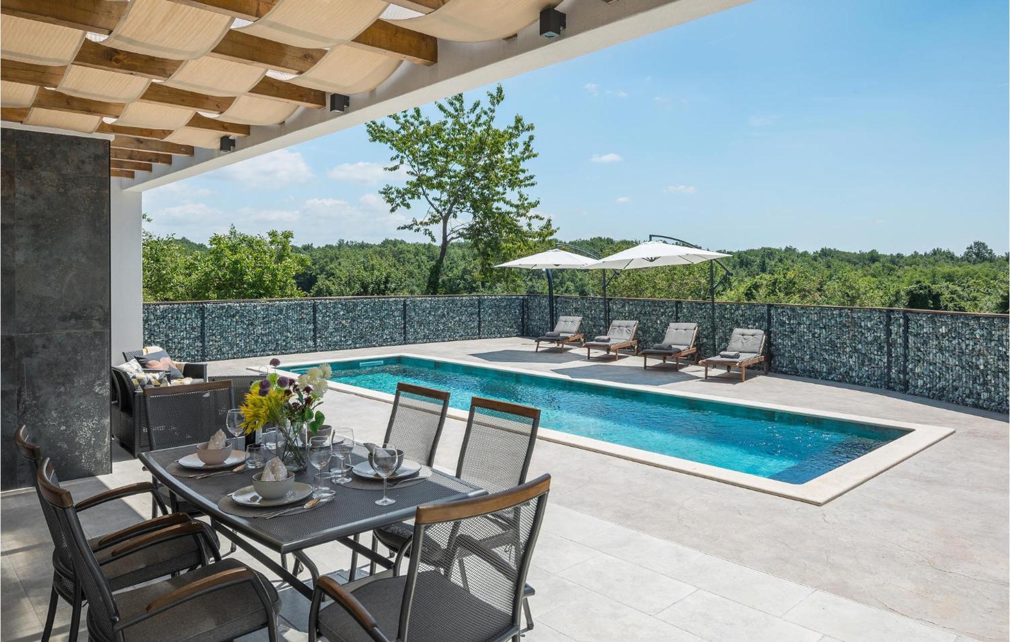 Beautiful Home In Tinjan With Jacuzzi Exterior photo
