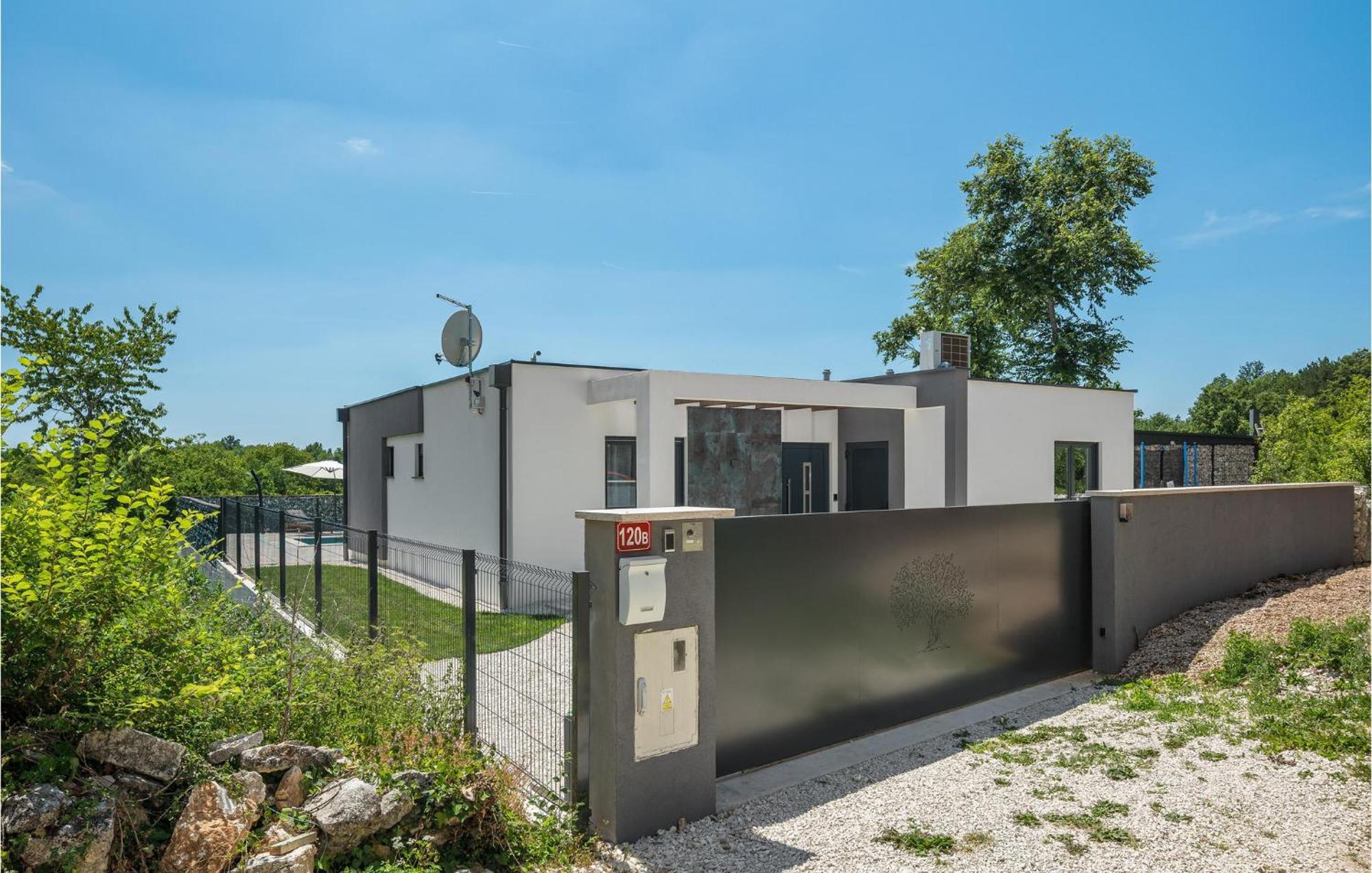 Beautiful Home In Tinjan With Jacuzzi Exterior photo
